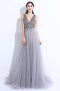 Graues A-Linien-Abendkleid mit V-Ausschnitt und Tüll und Schlitz und Perlenbesatz PG674