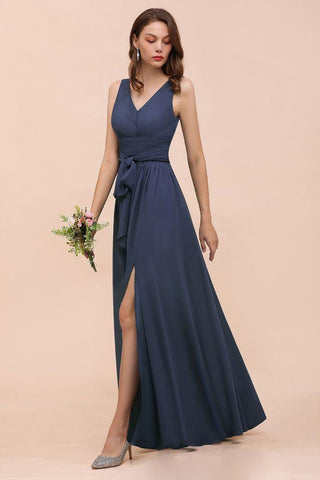Graues Brautjungfernkleid mit seitlichem Schlitz, V-Ausschnitt, ärmellos, bodenlanges Kleid für die Braut