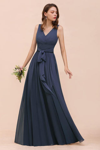 Graues Brautjungfernkleid mit seitlichem Schlitz, V-Ausschnitt, ärmellos, bodenlanges Kleid für die Braut