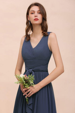 Graues Brautjungfernkleid mit seitlichem Schlitz, V-Ausschnitt, ärmellos, bodenlanges Kleid für die Braut