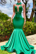 Vestido de Noche Largo Halter con Espalda Abierta y Cola de Sirena con Aplicaciones de Encaje