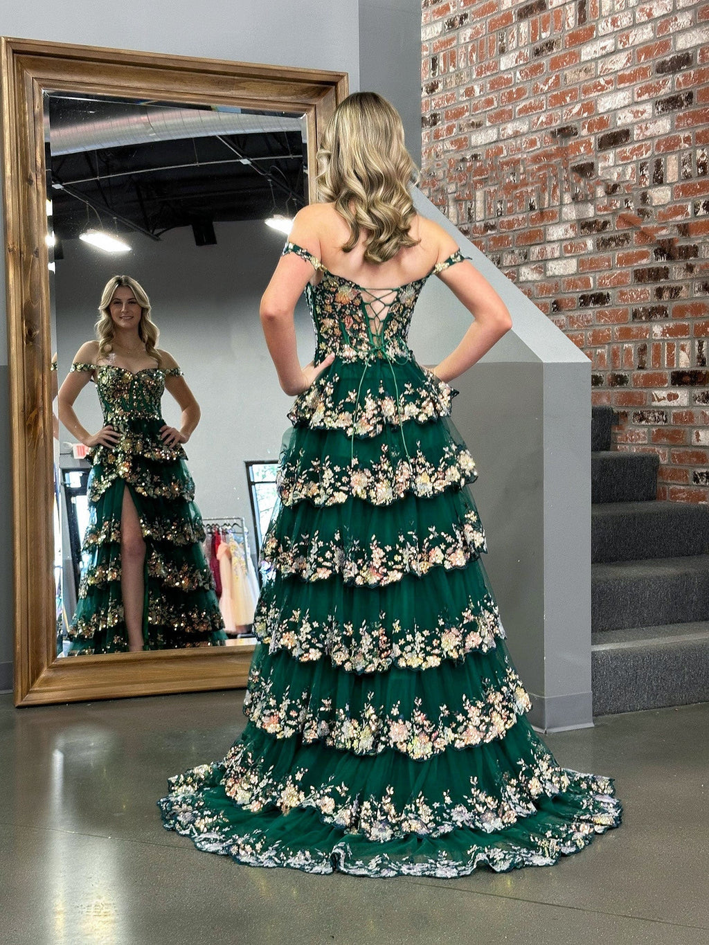 Vestido de festa estilo princesa verde, com corte A e ombros à mostra, corpete e folhos em renda