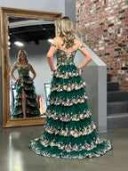 Vestido de festa estilo princesa verde, com corte A e ombros à mostra, corpete e folhos em renda