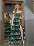 Vestido de festa estilo princesa verde, com corte A e ombros à mostra, corpete e folhos em renda