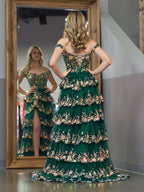 Vestido de festa estilo princesa verde, com corte A e ombros à mostra, corpete e folhos em renda