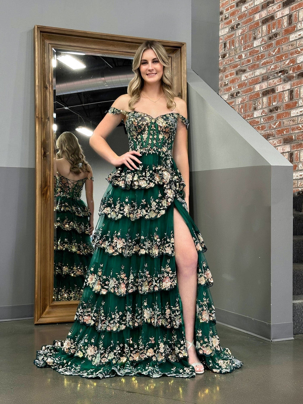 Vestido de festa estilo princesa verde, com corte A e ombros à mostra, corpete e folhos em renda