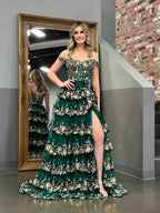 Vestido de festa estilo princesa verde, com corte A e ombros à mostra, corpete e folhos em renda