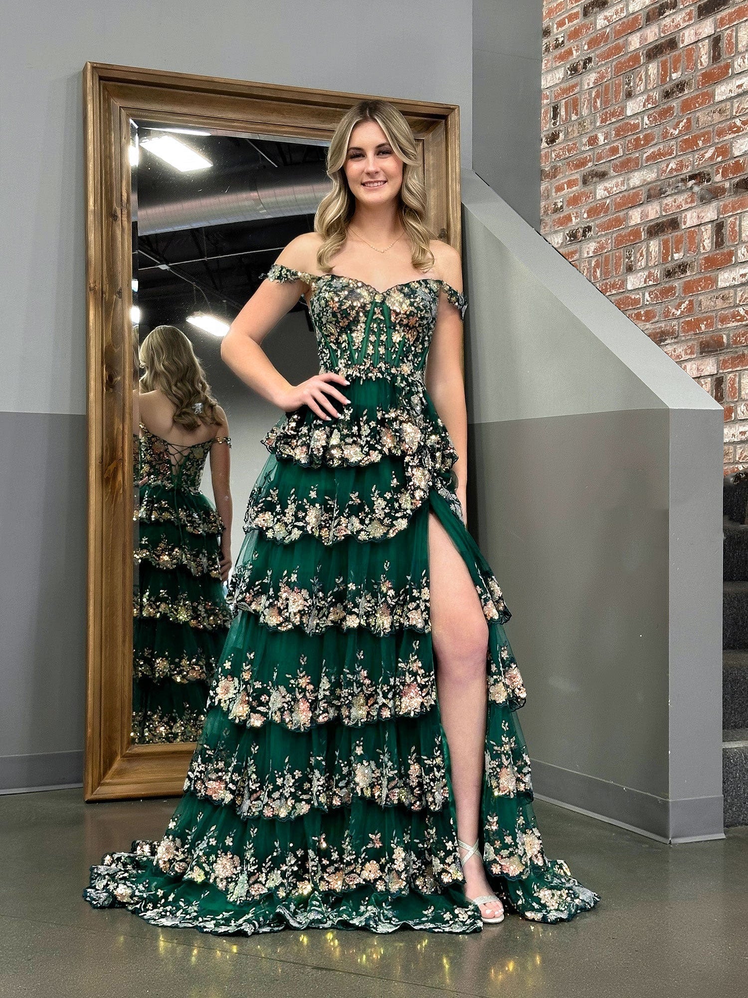 Vestido de festa estilo princesa verde, com corte A e ombros à mostra, corpete e folhos em renda