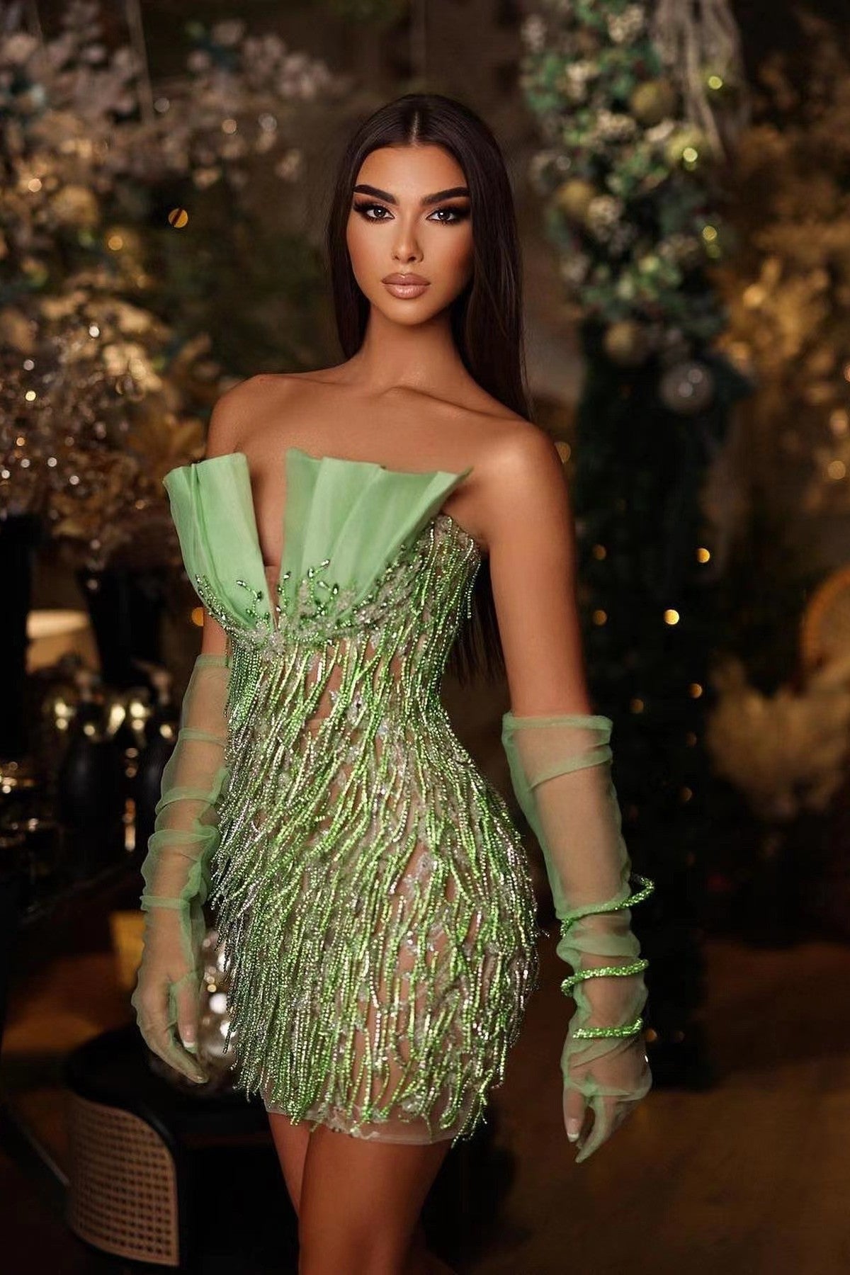 Vestido de festa curto verde com decote em V, sem alças, tule e contas, estilo sereia