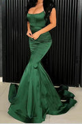 Vestido de noche largo color verde oscuro satinado tipo sirena sin espalda con tirantes finos tipo espagueti