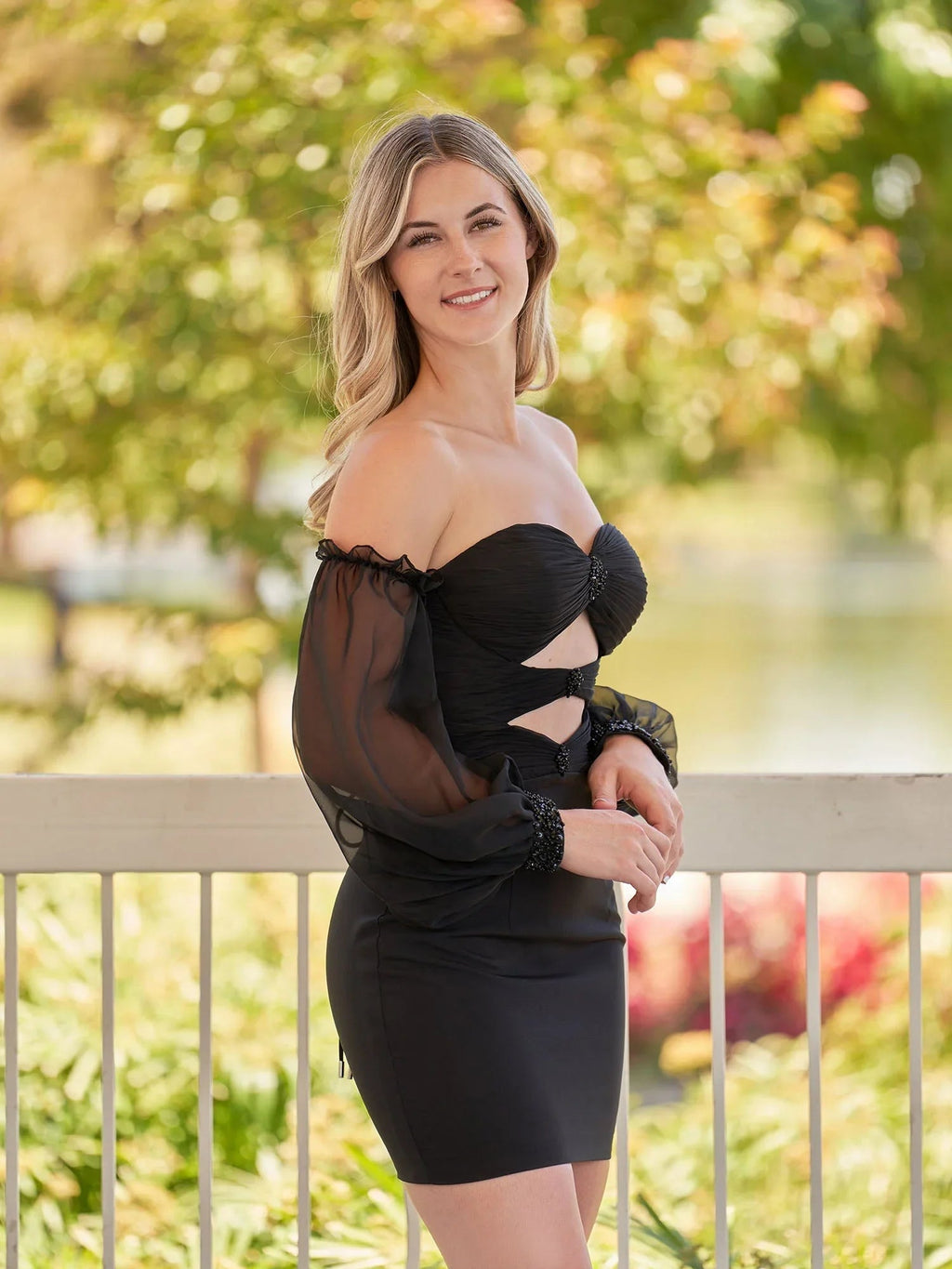 Schwarzes Abschulter-Kleid mit Schlüsselloch-Ausschnitt und Ballonärmeln für den Homecoming
