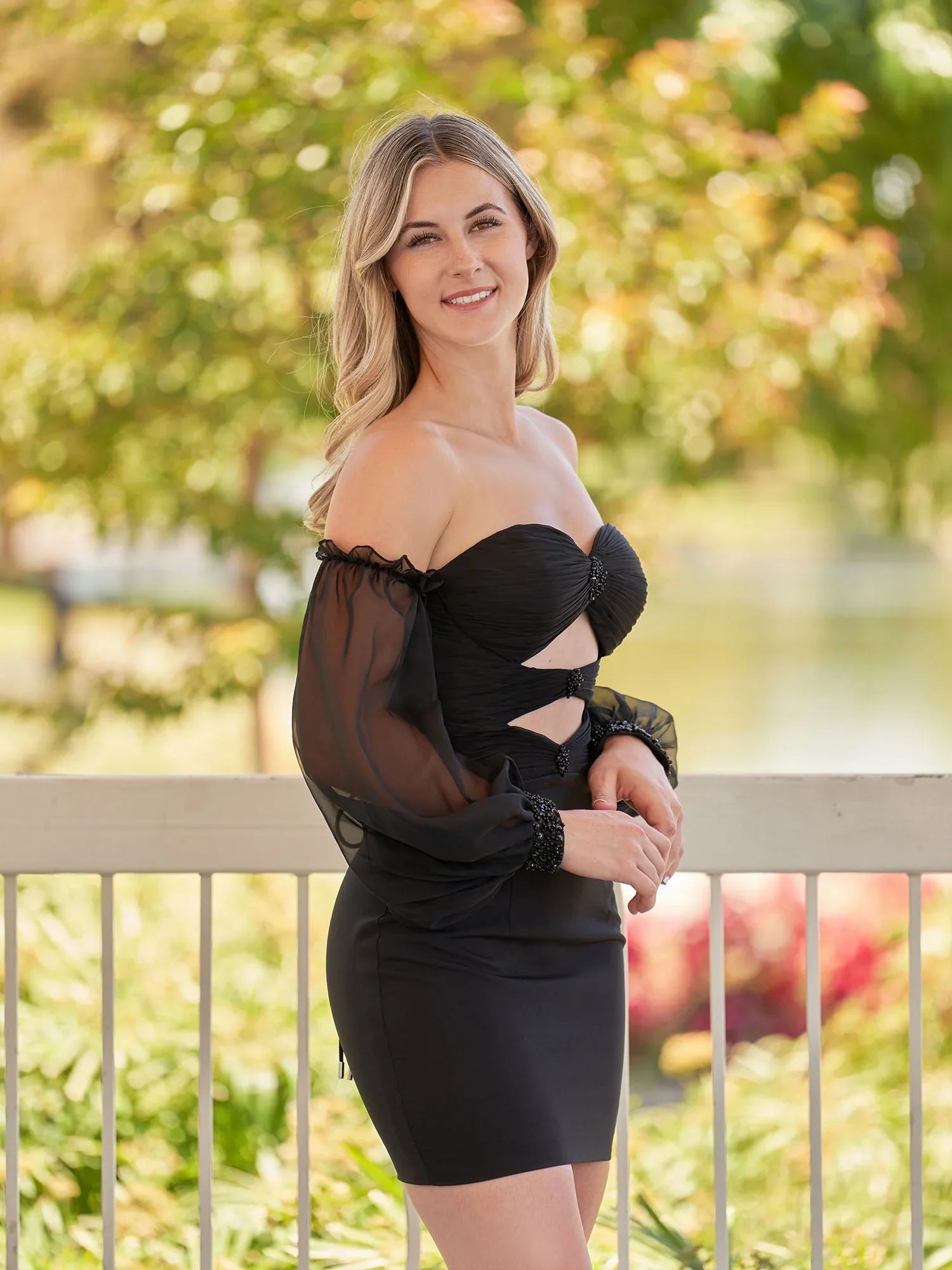 Schwarzes Abschulter-Kleid mit Schlüsselloch-Ausschnitt und Ballonärmeln für den Homecoming