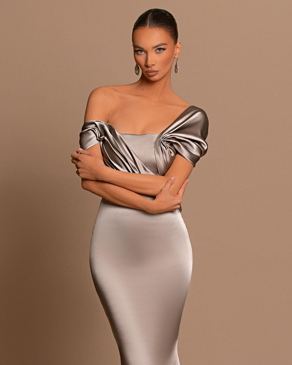 Vestidos de noite compridos em cetim azul royal com decote em V e decote em V, estilo sereia