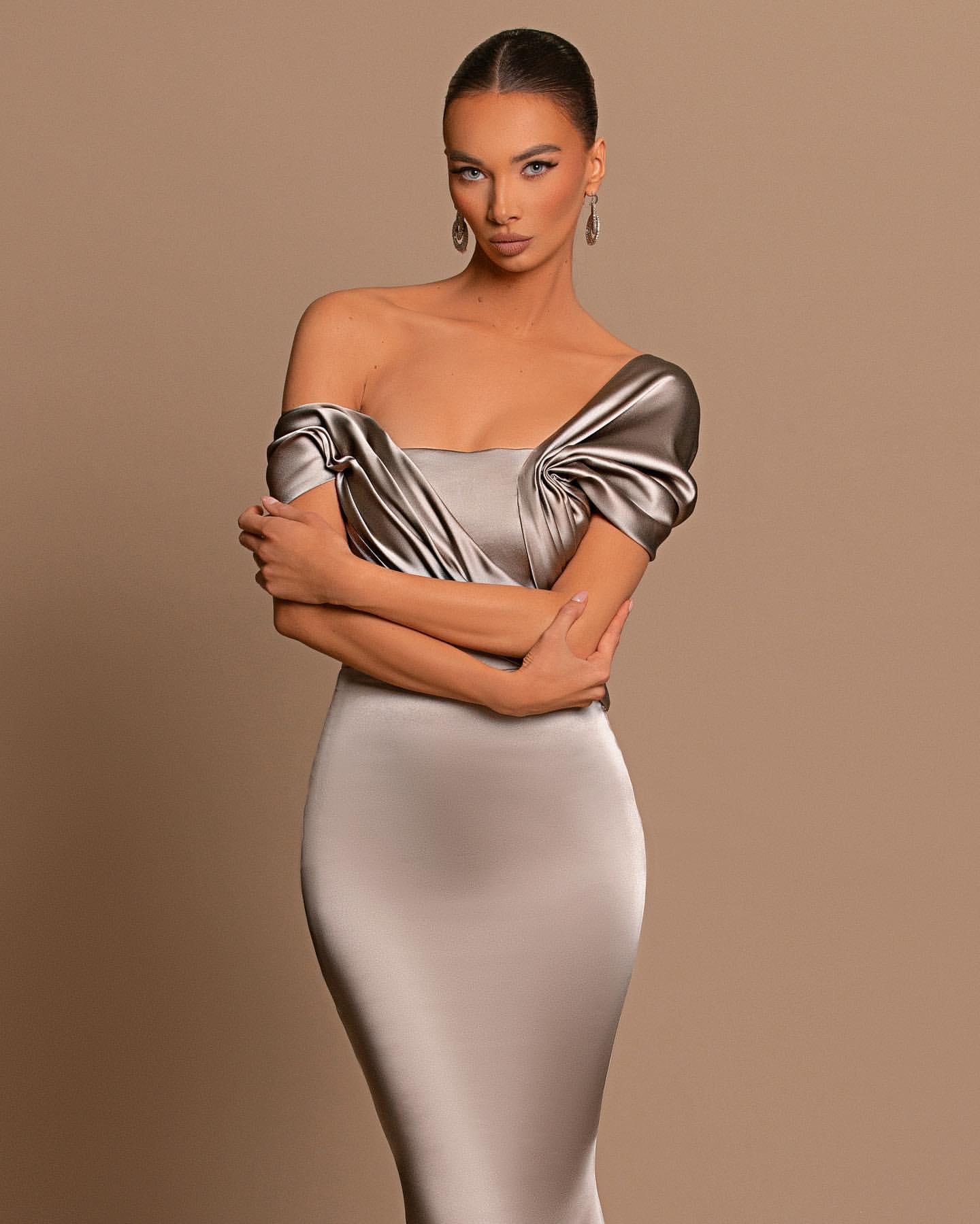 Vestidos de noite compridos em cetim azul royal com decote em V e decote em V, estilo sereia