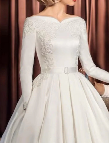 Verlobung Vintage 1940er / 1950er Jahre Formelle Herbst-Brautkleider Ballkleid Schulterfrei Langarm Hofschleppe Satin-Brautkleider mit Schärpe / Bandapplikationen