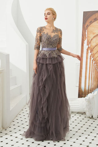 Halbarm-Ballkleid mit Blumenspitze und Pelz am Boden, Abendkleid