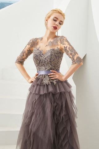 Halbarm-Ballkleid mit Blumenspitze und Pelz am Boden, Abendkleid