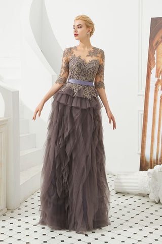 Halbarm-Ballkleid mit Blumenspitze und Pelz am Boden, Abendkleid
