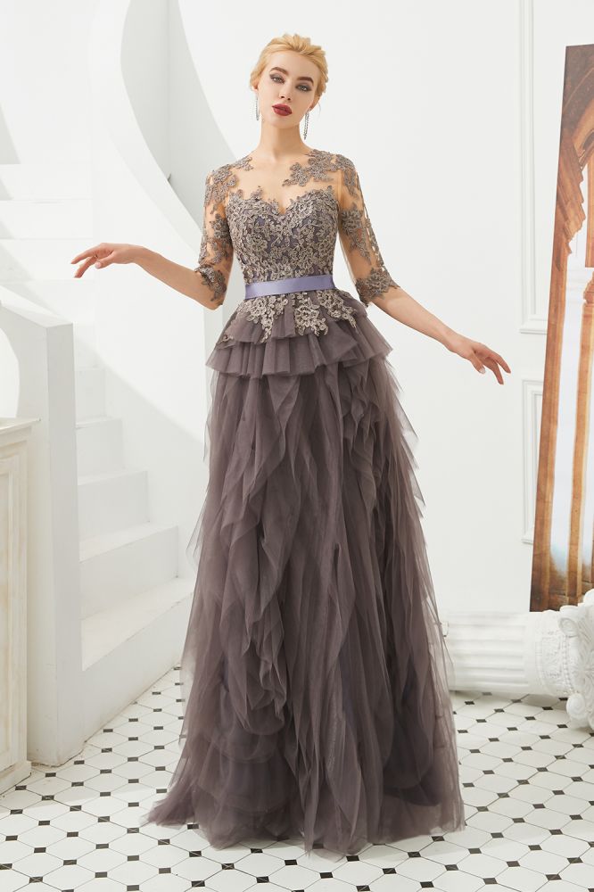 Halbarm-Ballkleid mit Blumenspitze und Pelz am Boden, Abendkleid