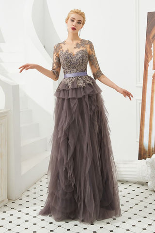 Halbarm-Ballkleid mit Blumenspitze und Pelz am Boden, Abendkleid