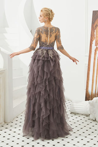 Halbarm-Ballkleid mit Blumenspitze und Pelz am Boden, Abendkleid