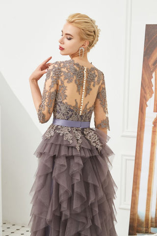 Halbarm-Ballkleid mit Blumenspitze und Pelz am Boden, Abendkleid