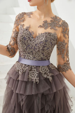 Halbarm-Ballkleid mit Blumenspitze und Pelz am Boden, Abendkleid