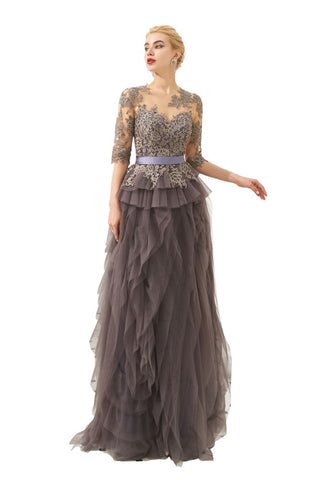 Halbarm-Ballkleid mit Blumenspitze und Pelz am Boden, Abendkleid