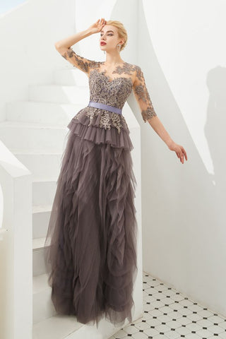 Halbarm-Ballkleid mit Blumenspitze und Pelz am Boden, Abendkleid