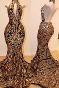 Vestido de Fiesta Largo de Sirena con Espalda Abierta, Tirantes Altos y Cuello Alto con Aplicaciones Doradas