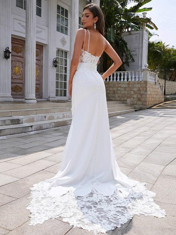 Vestidos de noiva com bainha/coluna, crepe elástico, renda, decote em V, sem mangas, cauda comprida/escova