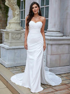 Vestidos de noiva com corte direito/coluna, crepe elástico, franzido, coração, sem mangas, cauda longa/escova