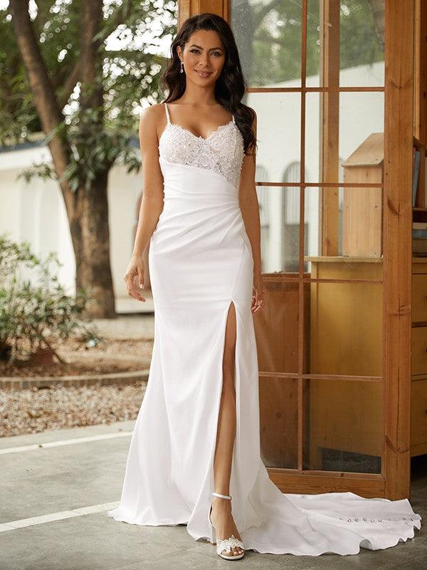Robe de mariée en crêpe stretch avec encolure en V, sans manches, à traîne balayage et dentelle colonne/gaine