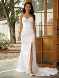 Robe de mariée en crêpe stretch avec encolure en V, sans manches, à traîne balayage et dentelle colonne/gaine