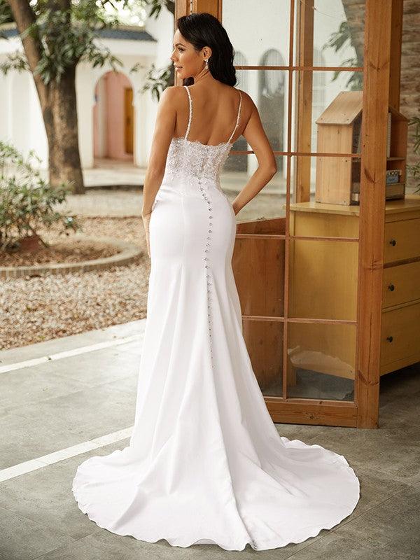Robe de mariée en crêpe stretch avec encolure en V, sans manches, à traîne balayage et dentelle colonne/gaine