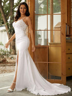 Robe de mariée en crêpe stretch avec encolure en V, sans manches, à traîne balayage et dentelle colonne/gaine