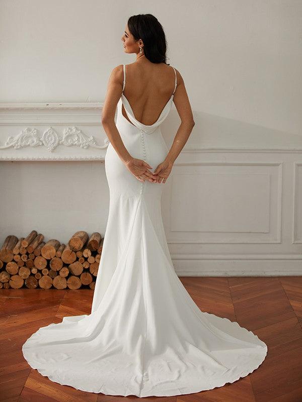 Vestidos de noiva com bainha/coluna em crepe elástico, decote em V, sem mangas e cauda comprida