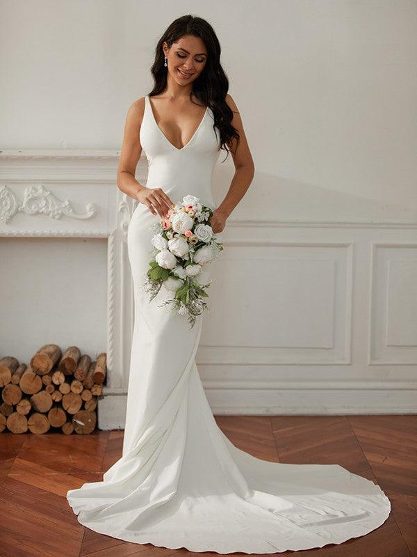Vestidos de noiva com bainha/coluna em crepe elástico, decote em V, sem mangas e cauda comprida