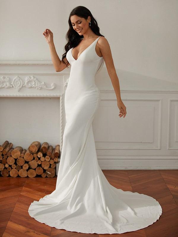 Vestidos de noiva com bainha/coluna em crepe elástico, decote em V, sem mangas e cauda comprida