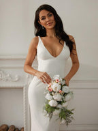 Vestidos de noiva com bainha/coluna em crepe elástico, decote em V, sem mangas e cauda comprida