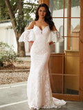 Abito da sposa con scollo a V, maniche corte, pizzo su fusto/colonna e strascico a pennello