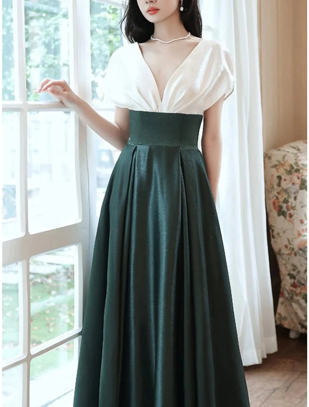 فستان العروس الأم / العمودي ضيف الزفاف كلاسيكي أنيق بقبة على شكل حرف V بطول الأرض من الساتان بأكمام قصيرة مع طيات كتلة ألوان