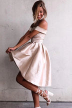 High Low Off-the-Shoulder Plissiert Satin Homecoming Kleid PG182