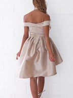 High Low Off-the-Shoulder Plissiert Satin Homecoming Kleid PG182