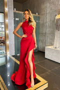 Vestido de fiesta de satén rojo con cuello alto, cola de sirena largo y volantes con abertura lateral