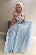 Abito da Sera/da Cerimonia Lungo in Tulle Celeste con Collo Alto e Ricamo PG860