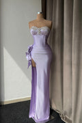 Vestido de festa sereia roxo claro com racha alta e sem alças e strass 