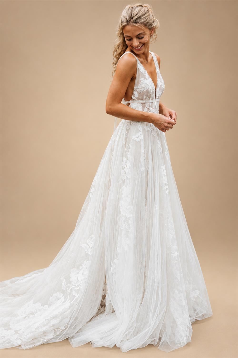 V-neck Lace Wedding Dress with Appliques Floor-Length A-Line Tulle Bridal Gowns Customized
