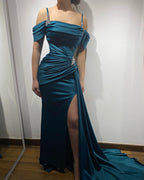 Vestidos de noite compridos de sereia com alças finas e ombros descaídos, em cetim, sem mangas e com racha alta