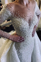 Elfenbeinweißes langes Ärmel-Knopf-Brautkleid mit V-Ausschnitt und vollständig bedeckten Perlen